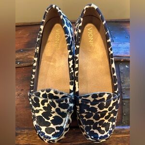 Vionic animal print flat style loafer women’s 7.5 like new